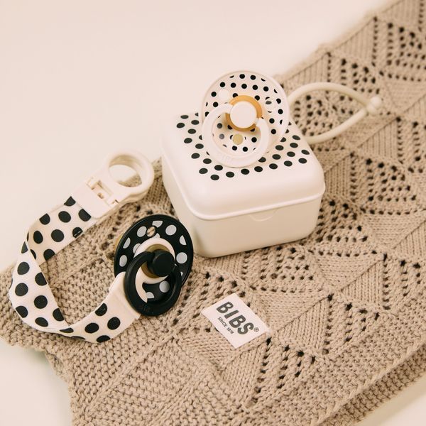 Подарочный набор держатель, контейнер и пустышка BIBS Gift Set Polka Soothe & Go Latex &ndash; Ivory / Black, 2й размер 6-18 месяцев 101914 фото
