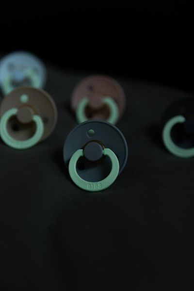 Соска пустушка BIBS Colour Latex Round (кругла) &ndash; Vanilla GLOW (світиться в темряві), 2й розмір 6-18місяців 101570 фото