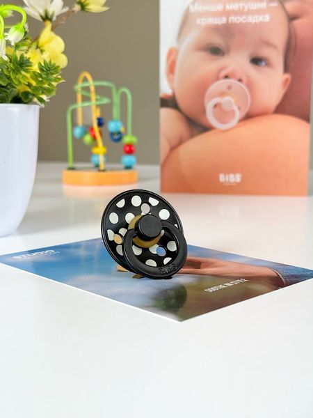 Соска пустышка BIBS Studio Colour Polka Small Latex Round (круглая) &ndash; Black / Ivory, 1й размер 0-6месяцев 101910 фото